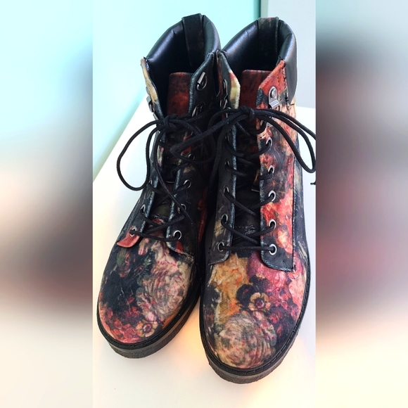 🎉HP!🎉 Floral velvet boots size 8 - Picture 2 of 7